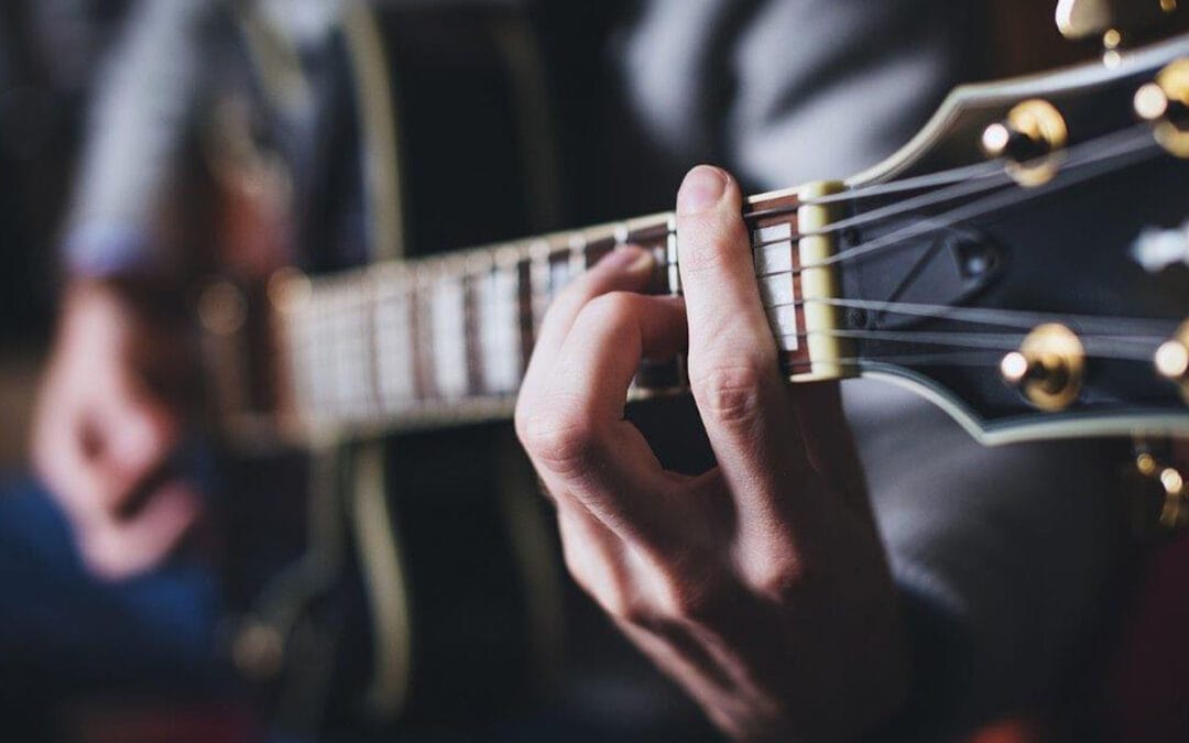 Andrea Simona Kaltenecker – Gesang, Blockflöte, Gitarre, Hackbrett